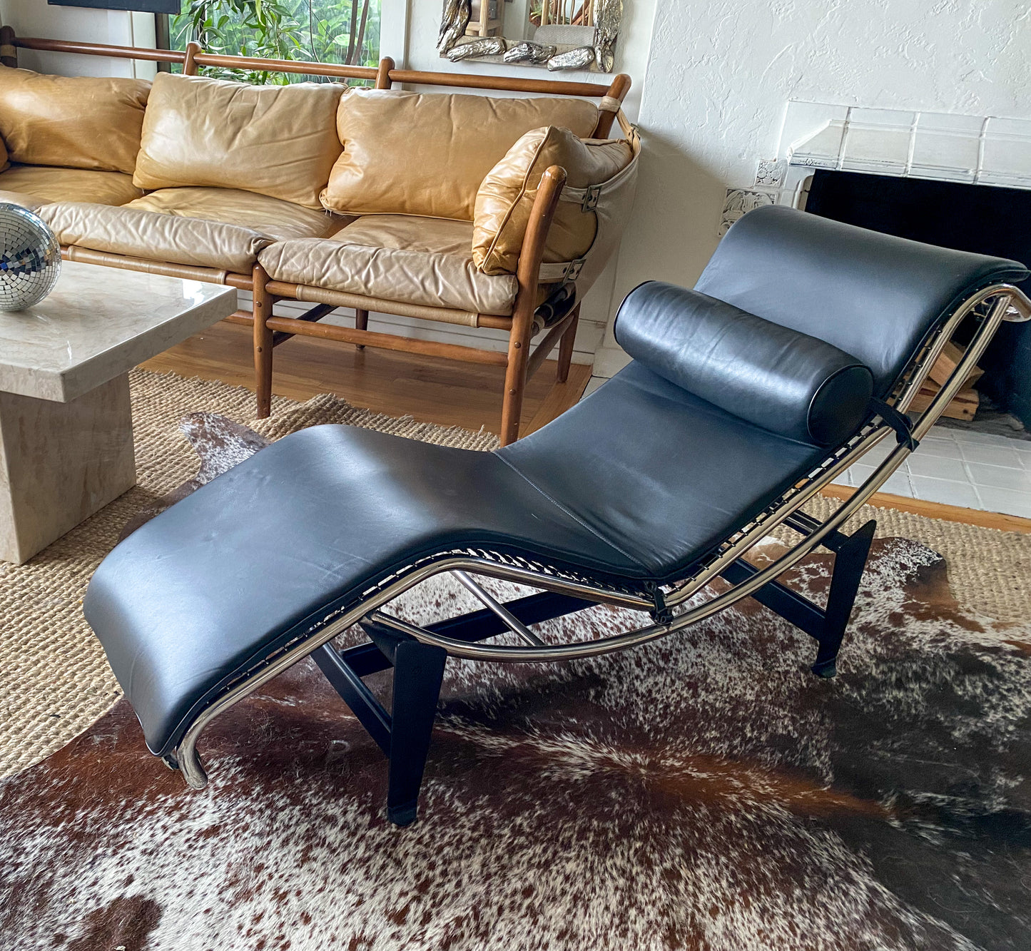 Le corbusier style LC4 chaise lounge